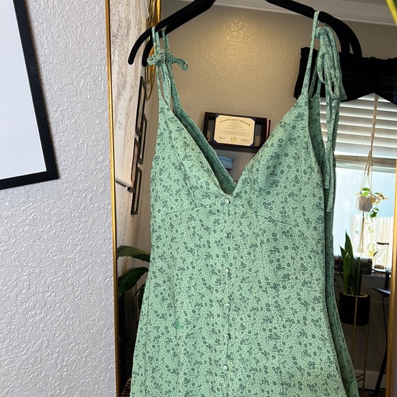 HOUSE OF CB 'Cornelia' Green Tonal Floral Midi Dress NWOT - Picture 8 of 11